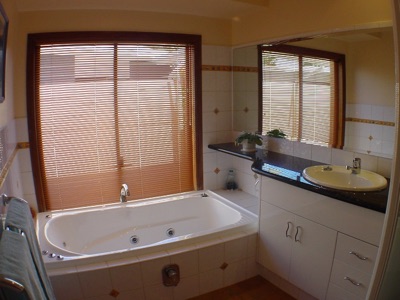 Hume-Paradise Point home — ensuite/bathroom