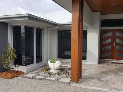 Lindsay-Paradise Point home — entry/portico