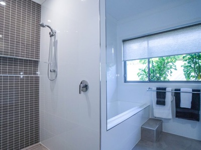 Ensuite bathroom with feature tiling in a Reefsea home